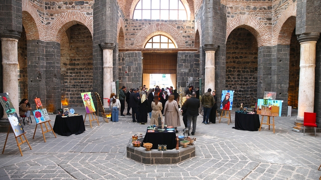 Diyarbakır'da bağımlılıkla mücadele edenlerin duygularını yansıttığı resimler sergilendi