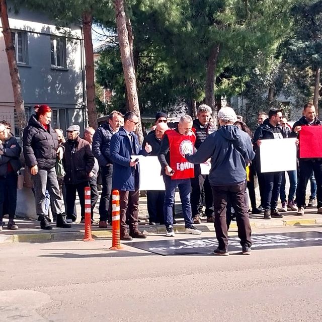 Gelibolu'da, İstanbul'da bir öğretmenin öldürülmesi protesto edildi