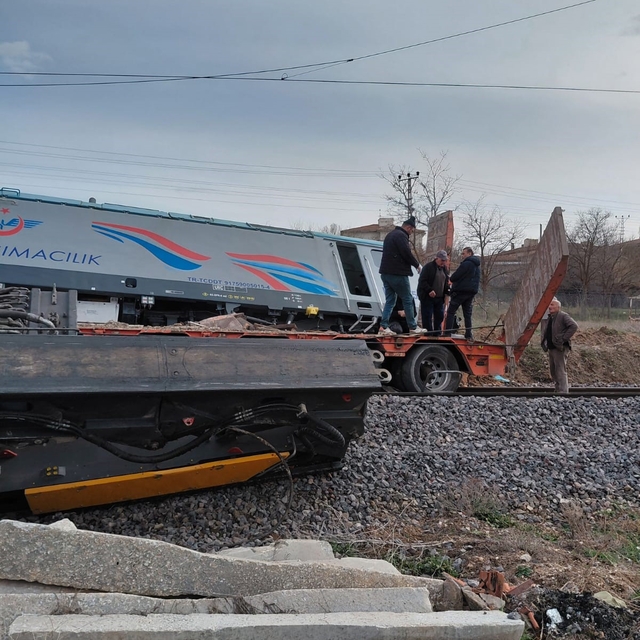 Nevşehir'de yük treni tıra çarptı: 2 makinist yaralandı