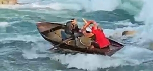 Adana’da Seyhan Nehrinde kayıkla gezerken mahsur kalan 2 kişi kurtarıldı