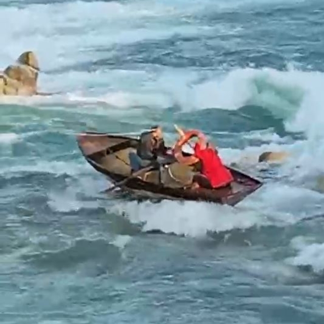 Adana'da Seyhan Nehrinde kayıkla gezerken mahsur kalan 2 kişi kurtarıldı