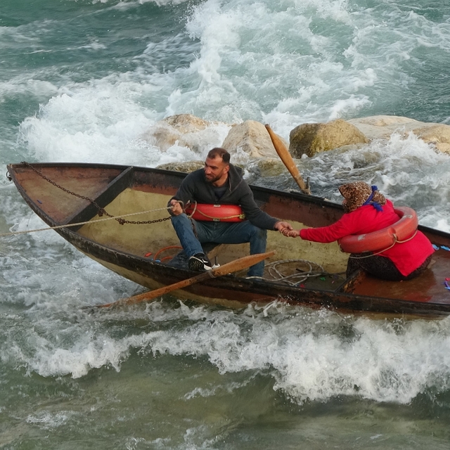 Seyhan Nehri'nde can pazarı: Ele ele tutuşup yardım beklediler