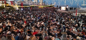 10 bin kişi deniz kenarında iftarda buluştu