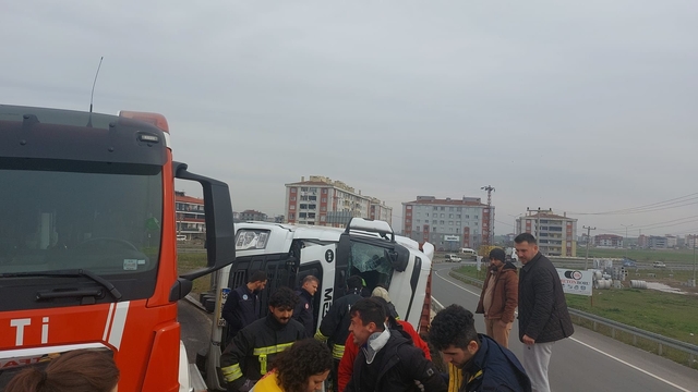 Tekirdağ'da virajı alamayan tır devrildi
