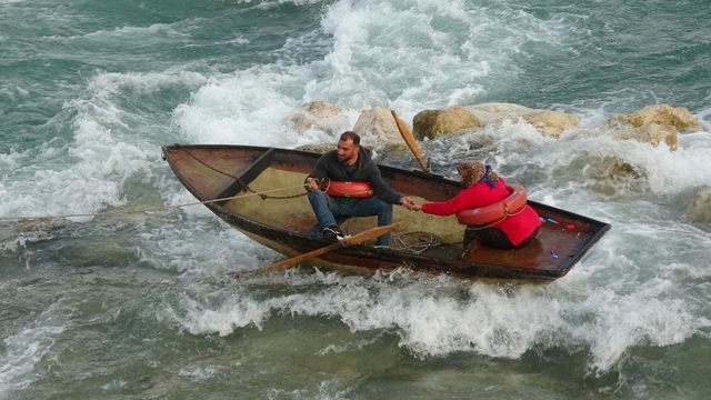 Seyhan Nehri'nde can pazarı: Ele ele tutuşup yardım beklediler