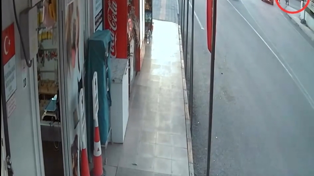 Kırmızı ışık ihlali yapan motosikletli, otomobille çarpıştı; kaza anı kamerada