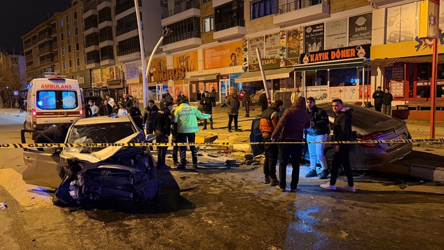Tunceli'de iki otomobil kafa kafaya çarpıştı: 4 yaralı