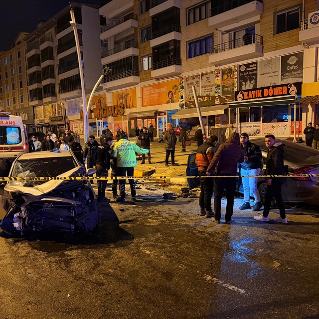 Tunceli'de iki otomobil kafa kafaya çarpıştı: 4 yaralı