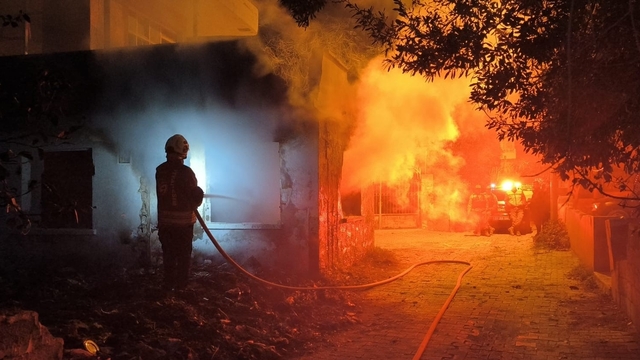 Samandağ'da metruk ev yangını