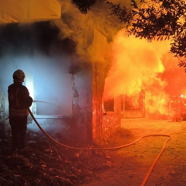 Samandağ'da metruk ev yangını