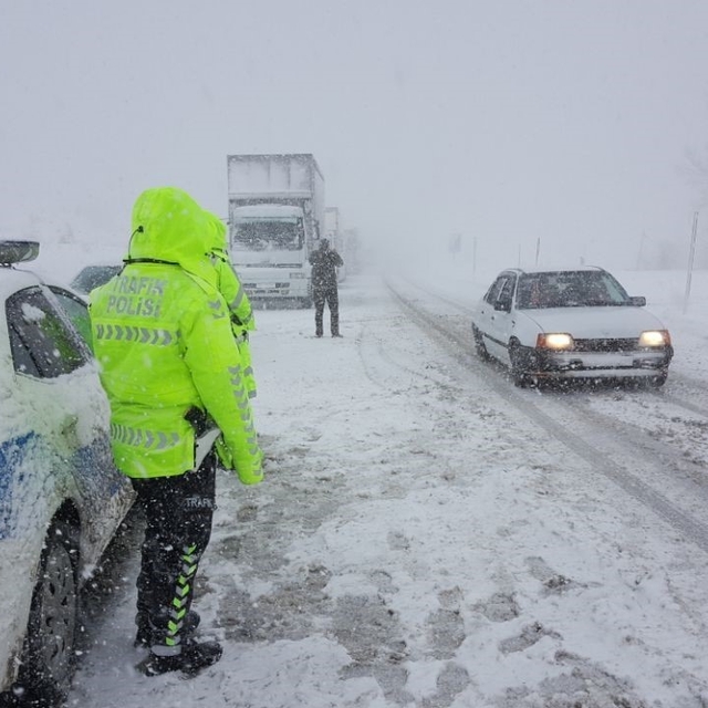 Erzincan güne karla uyandı: Kar ve sis ulaşımı aksattı