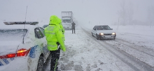 Erzincan güne karla uyandı: Kar ve sis ulaşımı aksattı