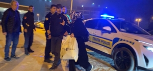 Babası kaputun üstünde oturup polise direndi… Yüksek sesle seyreden sürücünün aracı trafikten men edildi Yüksek sesle müzik dinlemenin bedeli ağır oldu: Aracı 30 gün trafikten men edildi, 21 bin lira ceza yedi