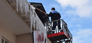 Tercan’da buz sarkıtları temizlendi