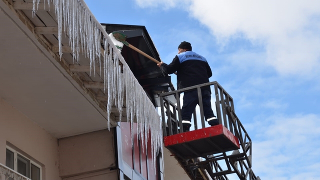 Tercan'da buz sarkıtları temizlendi