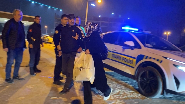 Babası kaputun üstünde oturup polise direndi… Yüksek sesle seyreden sürücünün aracı trafikten men edildi
Yüksek sesle müzik dinlemenin bedeli ağır oldu: Aracı 30 gün trafikten men edildi, 21 bin lira ceza yedi
