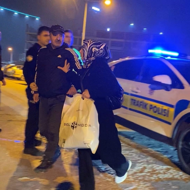 Babası kaputun üstünde oturup polise direndi… Yüksek sesle seyreden sürücün...