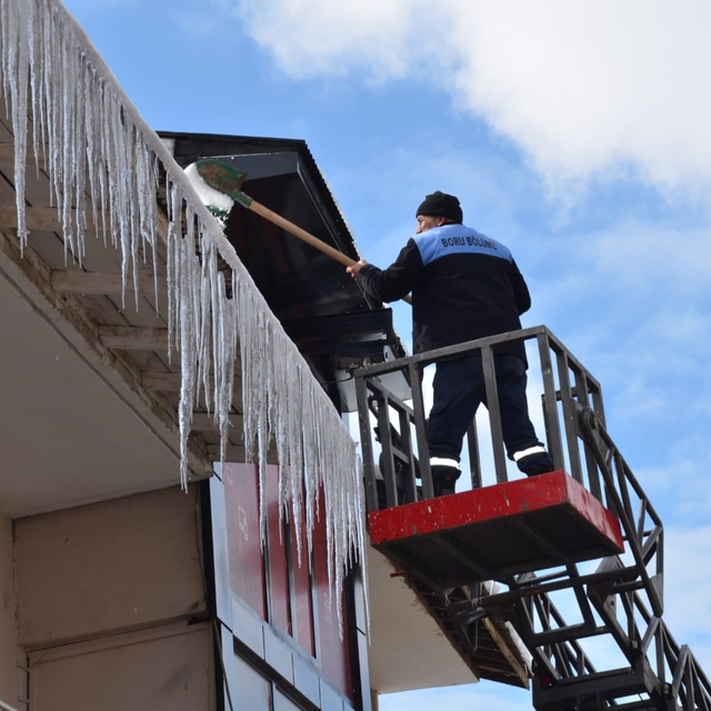 Tercan'da buz sarkıtları temizlendi