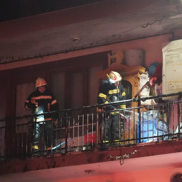 Balkondaki kombiden çıkan yangın mahalle sakinlerini korkuttu