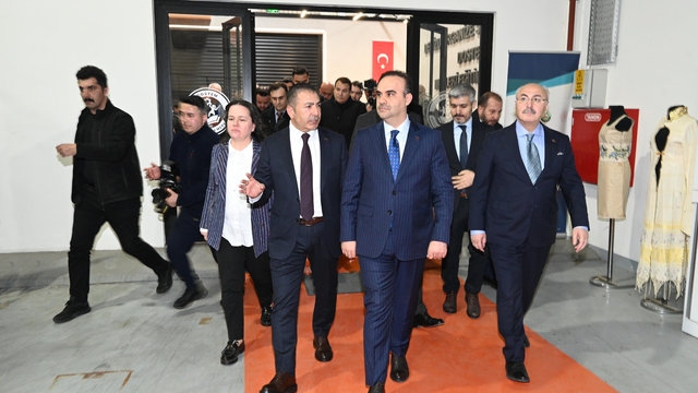 Bakan Kacır, DTO'nun Teknik Tekstil Merkezini inceledi