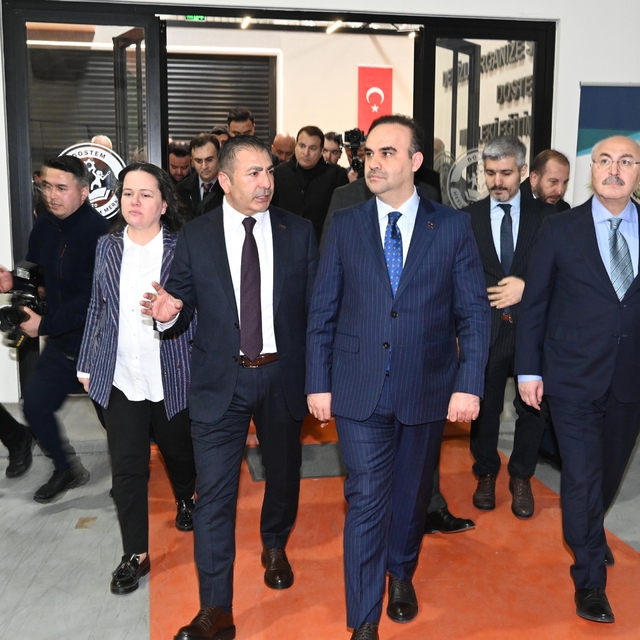 Bakan Kacır, DTO'nun Teknik Tekstil Merkezini inceledi