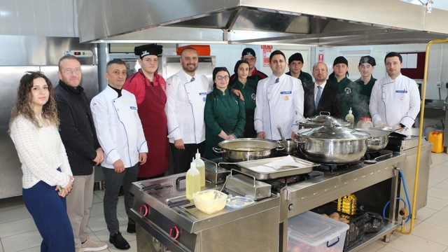 İftar hazırlığı yapamayan muhtaç ailelerin iftarı lise öğrencilerinden