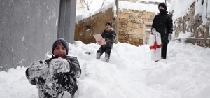 Mart kapıdan baktırdı: Bayburt güne 15 santimetre karla uyandı