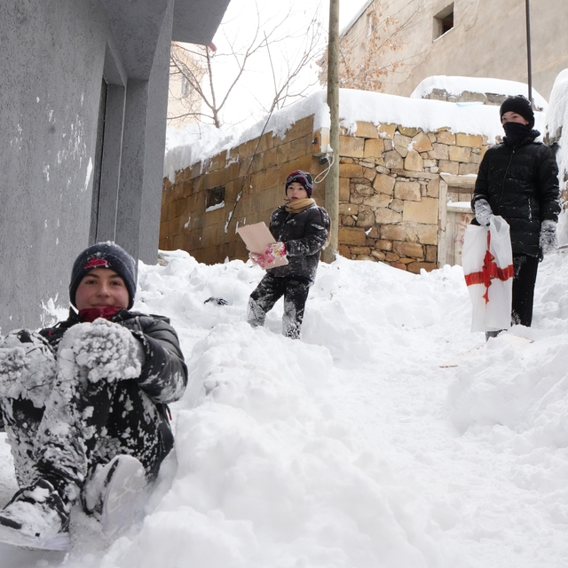 Mart kapıdan baktırdı: Bayburt güne 15 santimetre karla uyandı