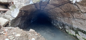 Türkiye'de bir örneği daha yok; Trabzon'da Roma dönemine ait su kanalı ortaya çıktı Trabzon'da kentsel dönüşüm çalışmasında arkeolojik sürpriz Yüzyıllardır toprağın altında saklı kalan Roma mirası su kanalı kentsel dönüşüm çalışmaları sırasında gün yüzüne çıkarıldı