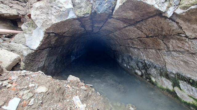 Türkiye'de bir örneği daha yok; Trabzon'da Roma dönemine ait su kanalı ortaya çıktı
Trabzon'da kentsel dönüşüm çalışmasında arkeolojik sürpriz
Yüzyıllardır toprağın altında saklı kalan Roma mirası su kanalı kentsel dönüşüm çalışmaları sırasında gün yüzüne çıkarıldı