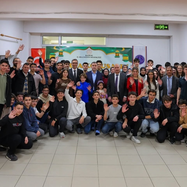 Vali Eldivan, Bayburt Fen Lisesi öğrencileriyle iftarda buluştu