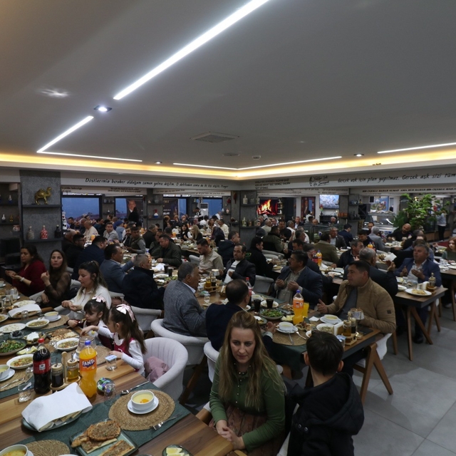 Başkan Özel, muhtarlarla iftarda bir araya geldi