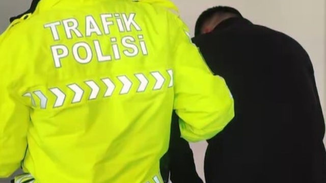 Gaziantep'te saldırı amacıyla aracından inen sürücüye 180 bin TL ceza
Sürücü belgesine 60 gün süreyle el konuldu, aracı trafikten men edildi