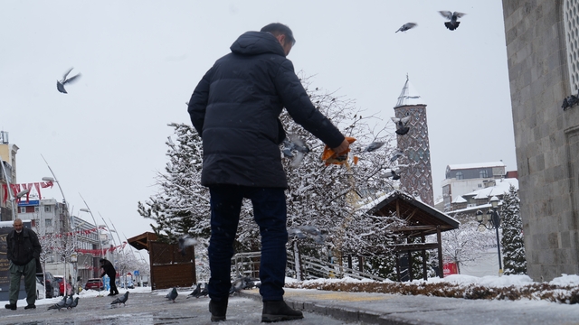 Doğu'da kar yağışı devam ediyor