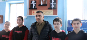 Okulda para toplayıp, 3 bakkalın veresiye defterini satın aldılar