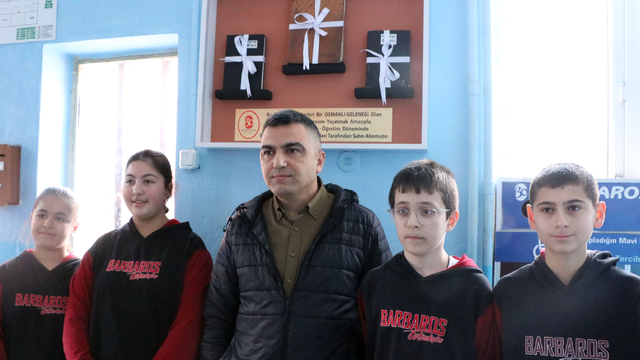 Okulda para toplayıp, 3 bakkalın veresiye defterini satın aldılar