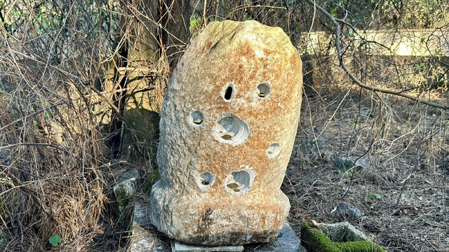 2 asırlık adak taşı ortadan kayboldu