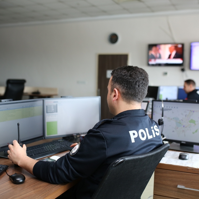 Şehrin dijital gözü suçlulara nefes aldırmıyor
İhbarların ardından polis ek...