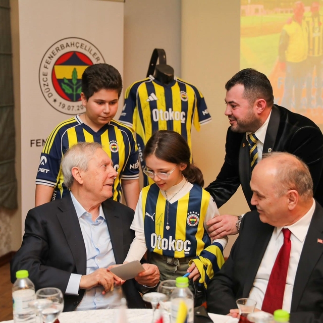 Aziz Yıldırım iftarını Düzce Fenerbahçeliler ile yaptı