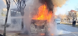 Alevlerin bir anda sardığı minibüsteki yangın paniğe neden oldu