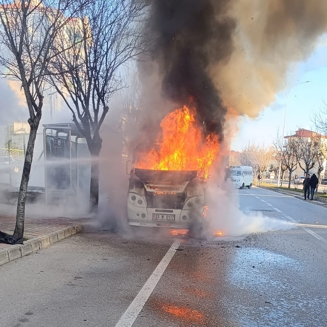 Alevlerin bir anda sardığı minibüsteki yangın paniğe neden oldu