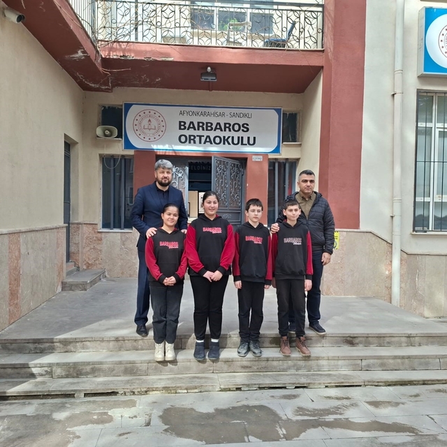 Topladıkları para ile 3 bakkalın veresiye defterini satın alan öğretmen ve...