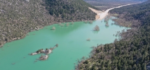 Antalya-Konya karayolunda son durum dron ile görüntülendi: 4 kilometrelik kısım sular altında Su yüksekliğinin 1 ila 5 metre arasında değiştiği belirtilirken, yeni alternatif güzergah trafiğe açıldı
