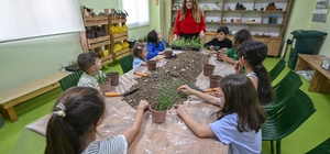 Mersin'de minikler Doğa Atölyesinde toprakla buluşuyor
