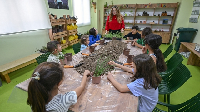 Mersin'de minikler Doğa Atölyesinde toprakla buluşuyor