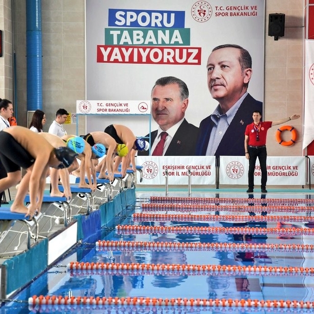 Eskişehir'de yüzme müsabakaları başladı