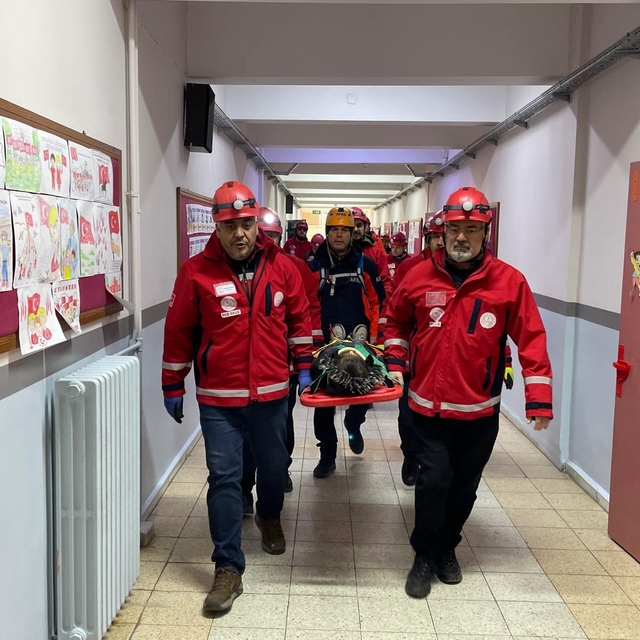 Öğrenciler depremde ne yapmaları gerektiğini tatbikatta öğrendi
Eskişehir'd...