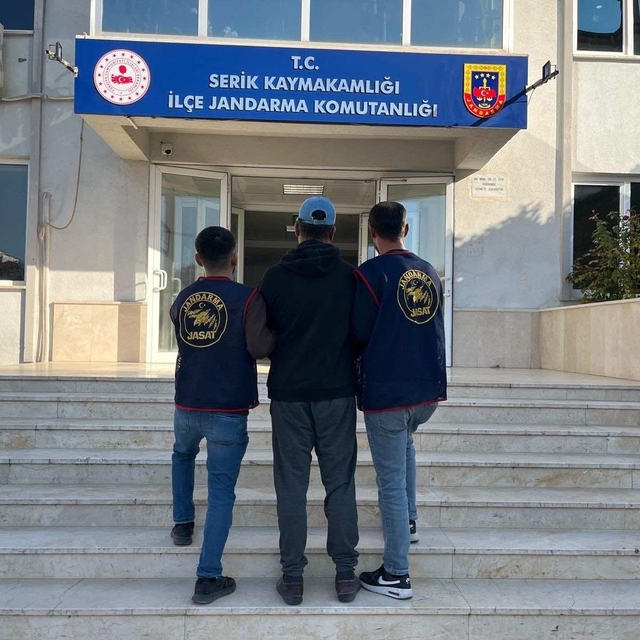 Serik'te çeşitli suçlardan aranan 5 kişi yakaladı