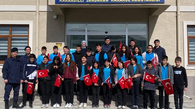 Öğrenciler jandarma karakolunu ziyaret ederek fidan dikti