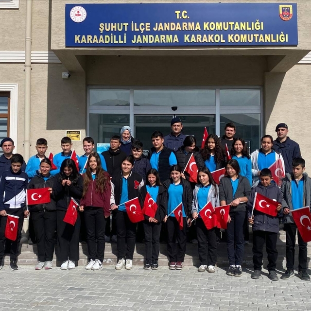 Öğrenciler jandarma karakolunu ziyaret ederek fidan dikti